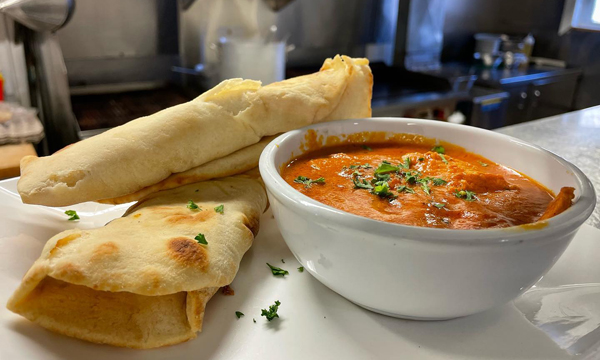 Butter chicken with naan bread