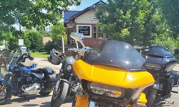  Motorcycles in front of art gallery