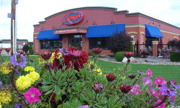 red building with kelseys sign